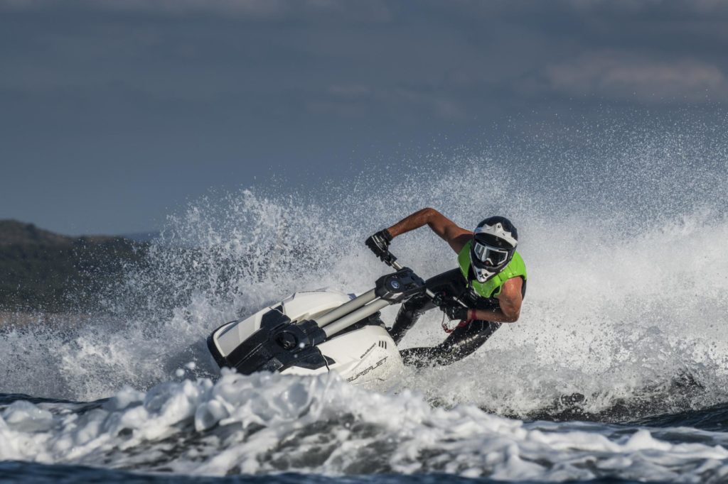 Noul SuperJet WaveRunner